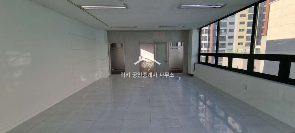 경기 의정부시 의정부동 무권리 상가 겸 사무실 / 내부 깔끔하며 룸2칸 분리되어 있음 / 엘베유 월세 매물번호 10273 사진 3
