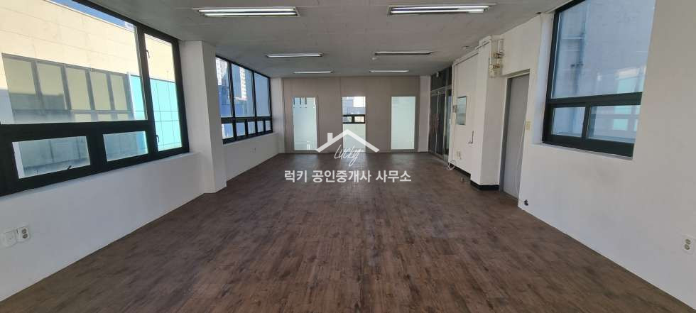 경기 의정부시 의정부동 무권리 상가 겸 사무실 / 내부 깔끔하며 룸2칸 분리되어 있음 / 엘베유 월세 매물번호 10273 사진 4