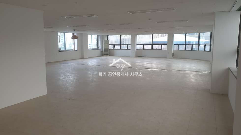 경기 의정부시 의정부동 범골입구사거리인근 대로변 층전체사용 사무실 / 싱크대있음 / 평수대비 월세저렴 월세 매물번호 10652 사진 1